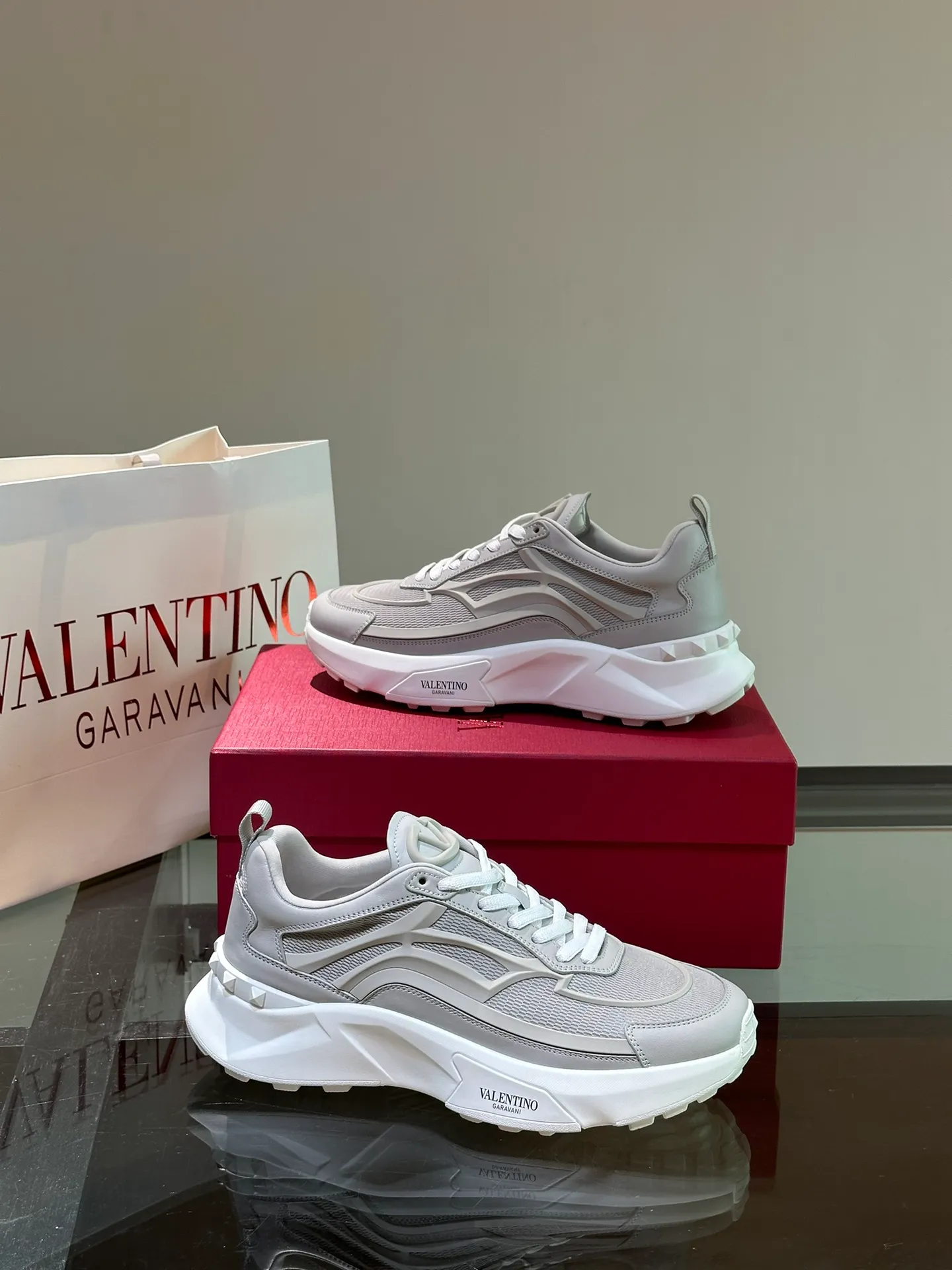 P500¥ Valentino/Valentino GaravaniTotaloopV logo new sports shoes, with leather details, silk screen printing on the tongue, combined with outsole, really easy to wear and very comfortable ~ Comes with 5 cm height increase✔️A must-have pair for fashionable men and beautiful women in summer! Size: 38-46